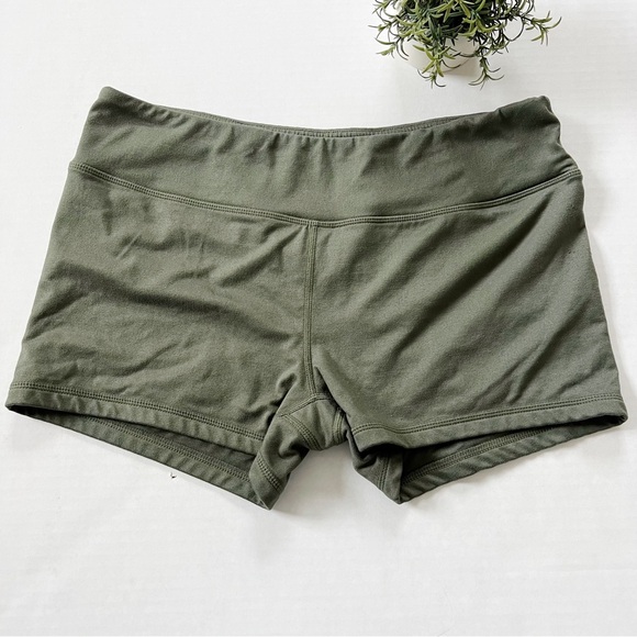 Tough Mode Elastic Waist Low Rise Bike Shorts in green - Picture 1 of 5